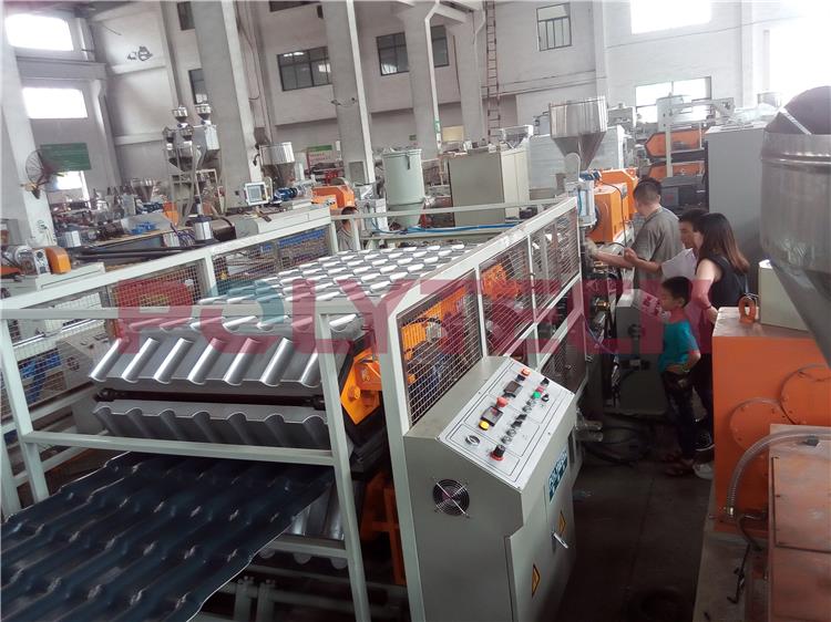 Un produttore di tegole in resina per coperture, vive da sole